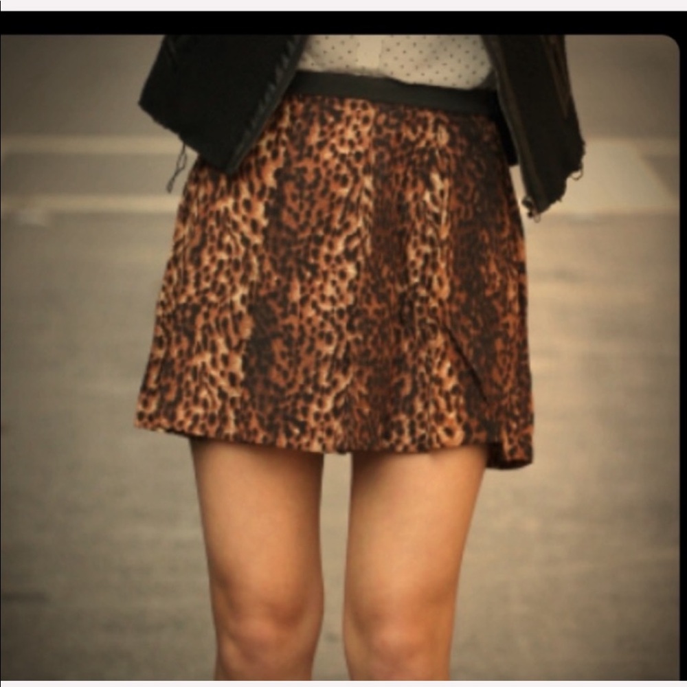 - Leopard print skater skirt Sz. L